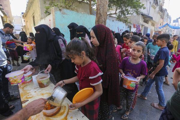 巴勒斯坦人在加沙南部拉法接收食物，2023年11月8日，图片来源：AP Photo/Hatem Ali