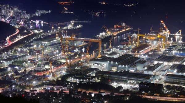 A　bird's　eye　view　of　the　Okpo　Shipyard　of　Hanwha　Ocean,　formerly　Daewoo　Shipbuilding　&　Marine　Engineering